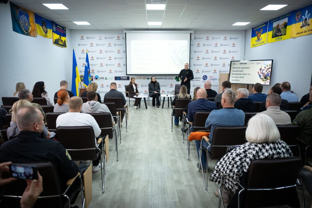 На фото - вручення сертифікатів на житло