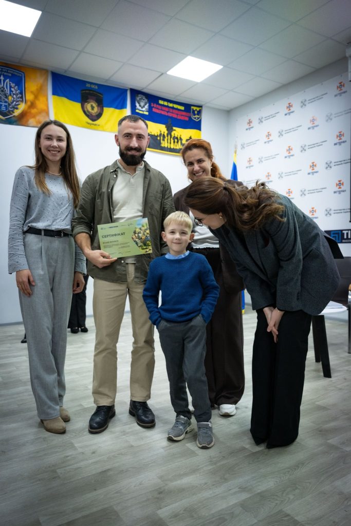 На фото - вручення сертифікатів на житло