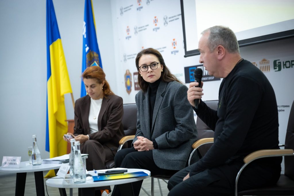 На фото - вручення сертифікатів на житло