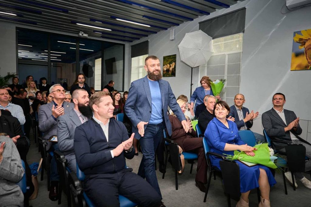 На фото - зустріч з виробниками на базі "Миронівської птахофабрики", що входить до складу компанії "МХП"