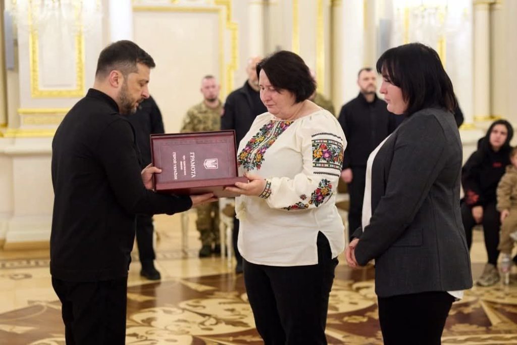 На фото - Президент України Володимир Зеленський вручив ордени «Золота Зірка» родинам двох військовослужбовців із Черкащини
