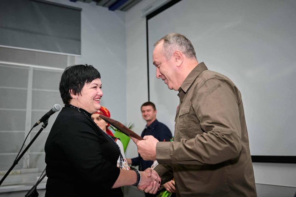 На фото - Ігор Табурець на зустрічі з виробниками на базі "Миронівської птахофабрики", що входить до складу компанії "МХП"