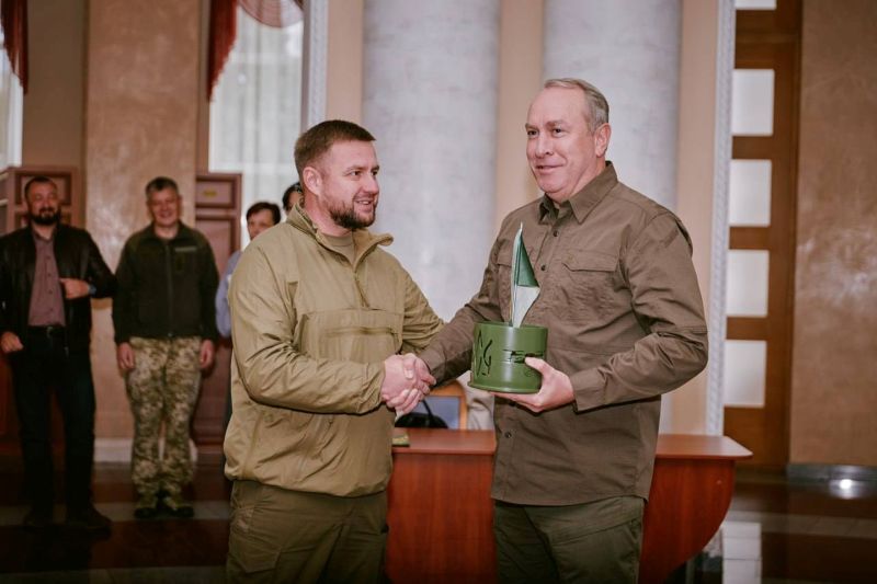 На фото - тероборонівцям із 118 бригади вручили державні й обласні відзнаки