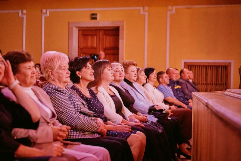 На фото - освітяни