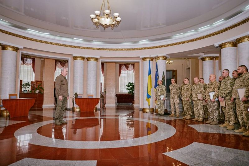 На фото - тероборонівцям із 118 бригади вручили державні й обласні відзнаки