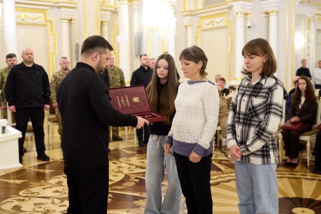 На фото - Президент України Володимир Зеленський вручив ордени «Золота Зірка» родинам двох військовослужбовців із Черкащини