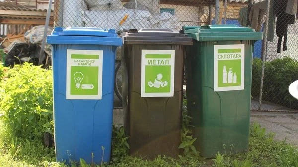 На фото -  роздільне збирання відходів