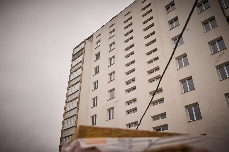 На фото - відбудова уманської багатоповерхівки