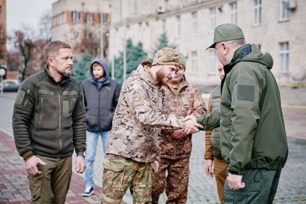 На фото - від області передали необхідне оборонцям 