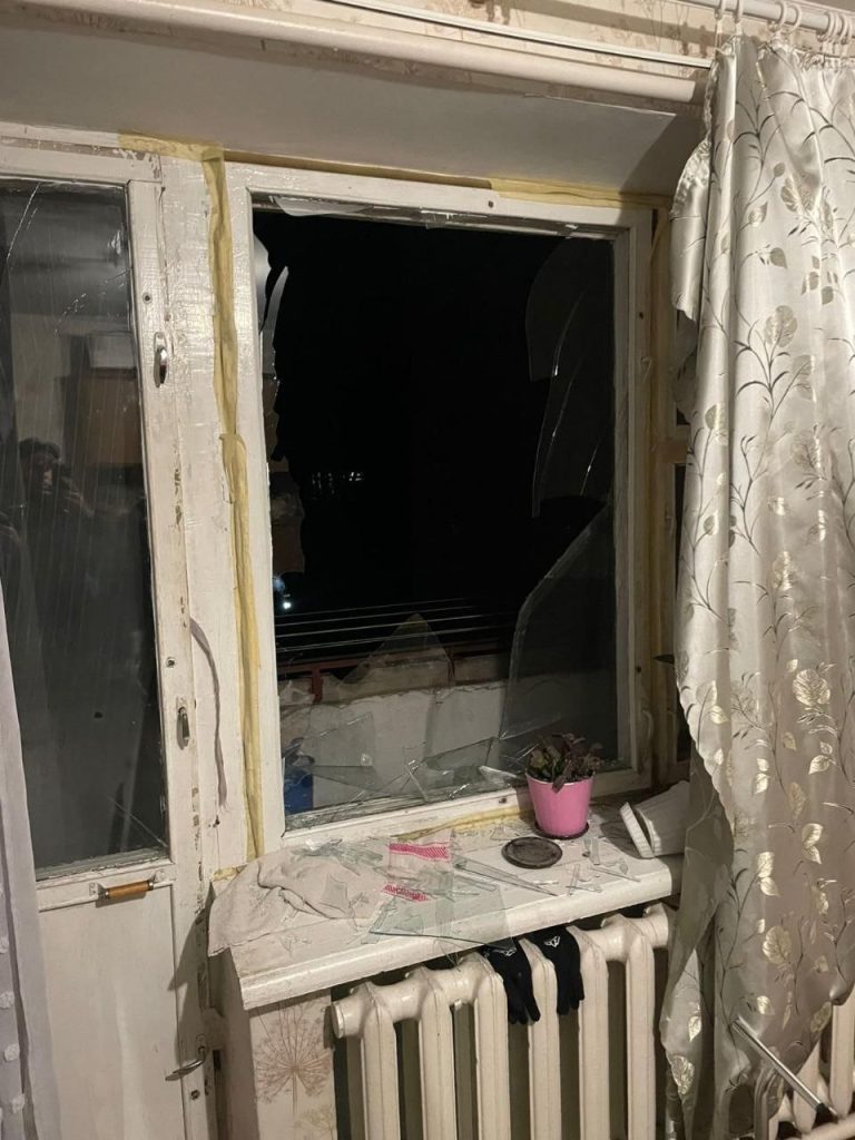 На фото - пошкоджене вікно
