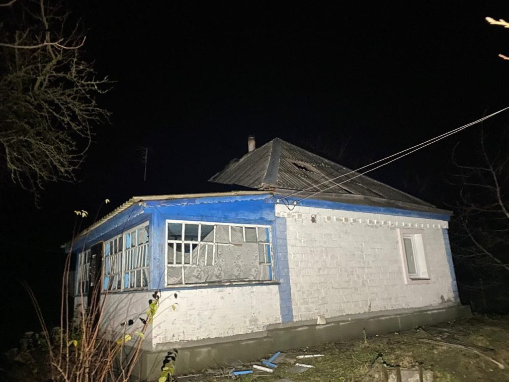 На фото - пошкоджений житловий будинок