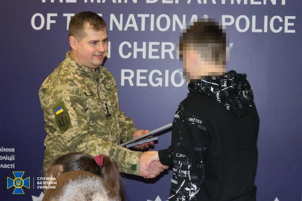 На фото - СБУ та Нацполіція відзначили 3-х підлітків, які «зірвали» спроби фсб завербувати їх для вчинення терактів і диверсій