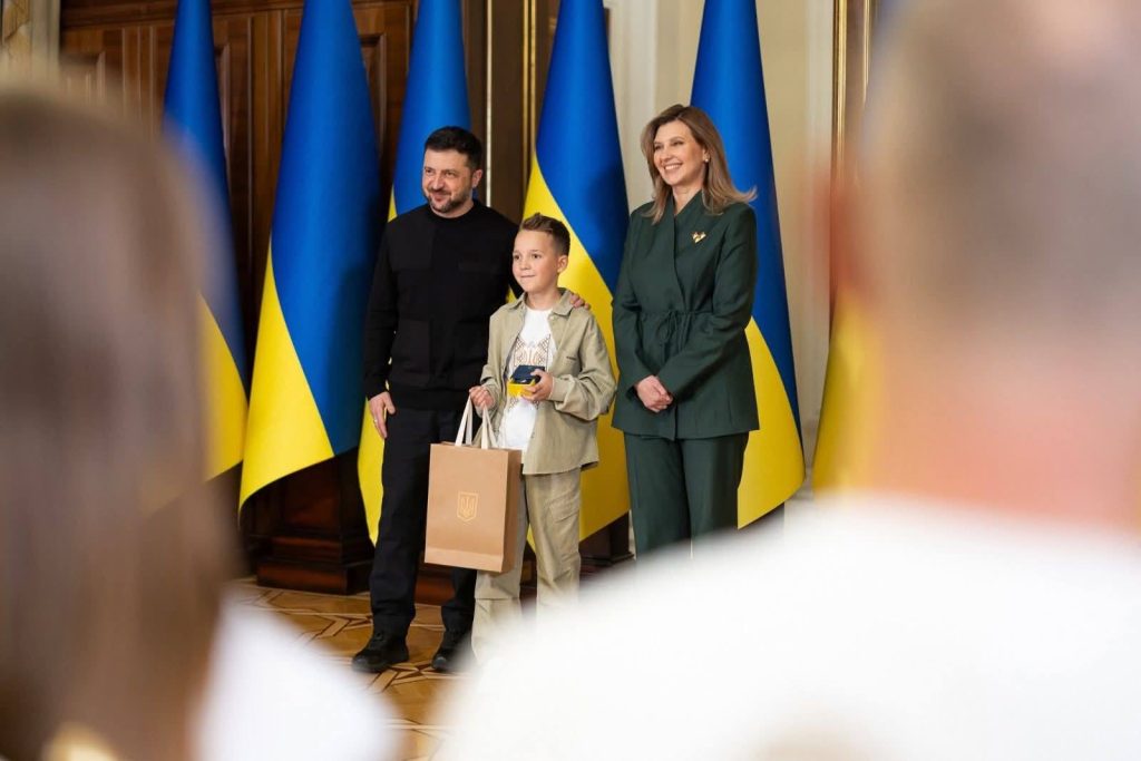 На фото - школяр із Черкащини отримав відзнаку Президента