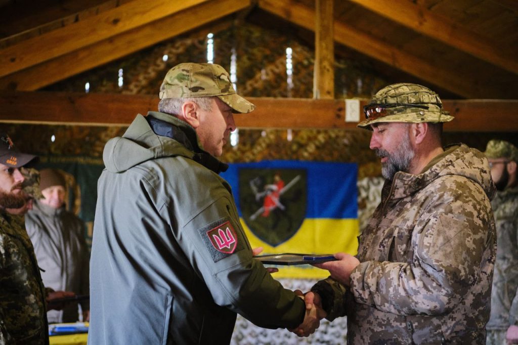 На фото -  від Черкащини – оборонцям: Ігор Табурець навідав черкаські підрозділи
