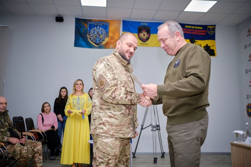 На фото - Ігор Табурець вручає сертифікати на житло ветеранам і їх родинам