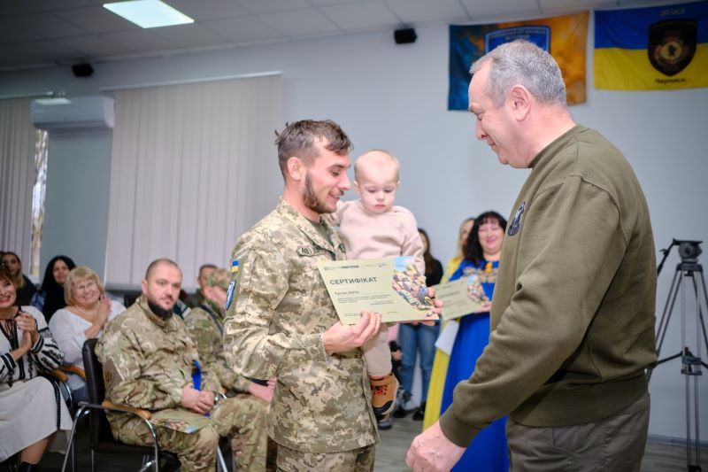 На фото - Ігор Табурець вручає сертифікати на житло ветеранам і їх родинам