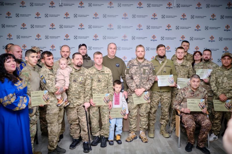 На фото - Ігор Табурець та ветерани і їх родини