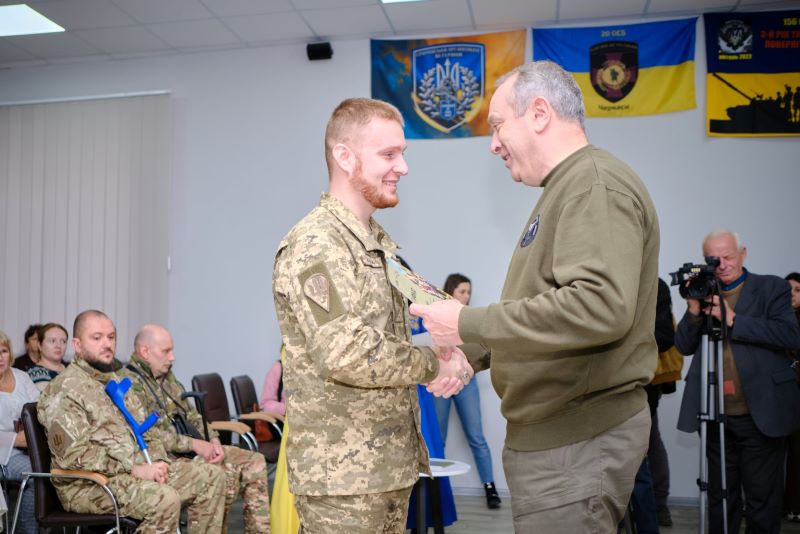 На фото - Ігор Табурець вручає сертифікати на житло ветеранам і їх родинам