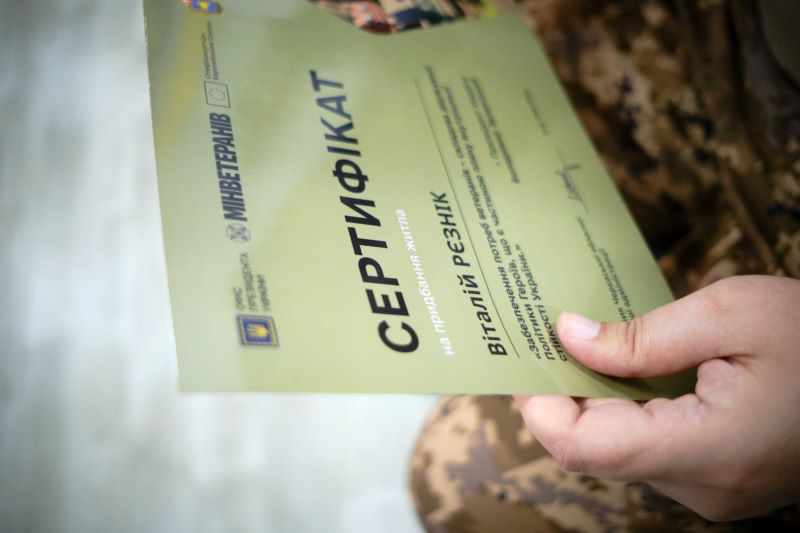 На фото - сертифікат на житло