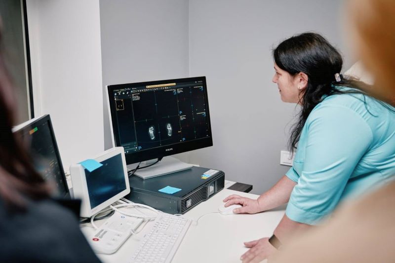 На фото - сучасне діагностичне обладнання