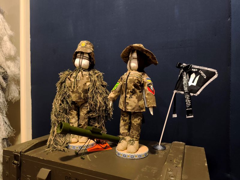 На фото -унікальна виставка ляльок-мотанок