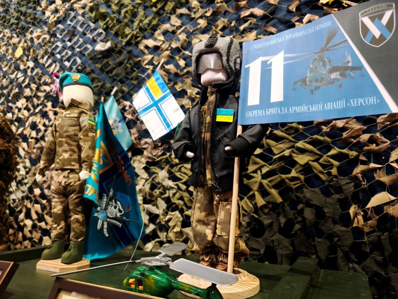 На фото -унікальна виставка ляльок-мотанок