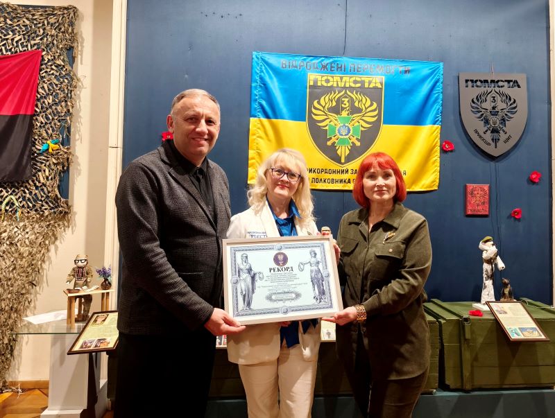 На фото - Олександр Шамрай та представники Національного реєстру рекордів України