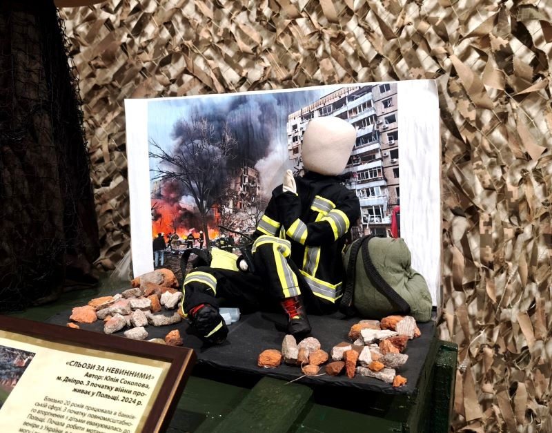 На фото -унікальна виставка ляльок-мотанок