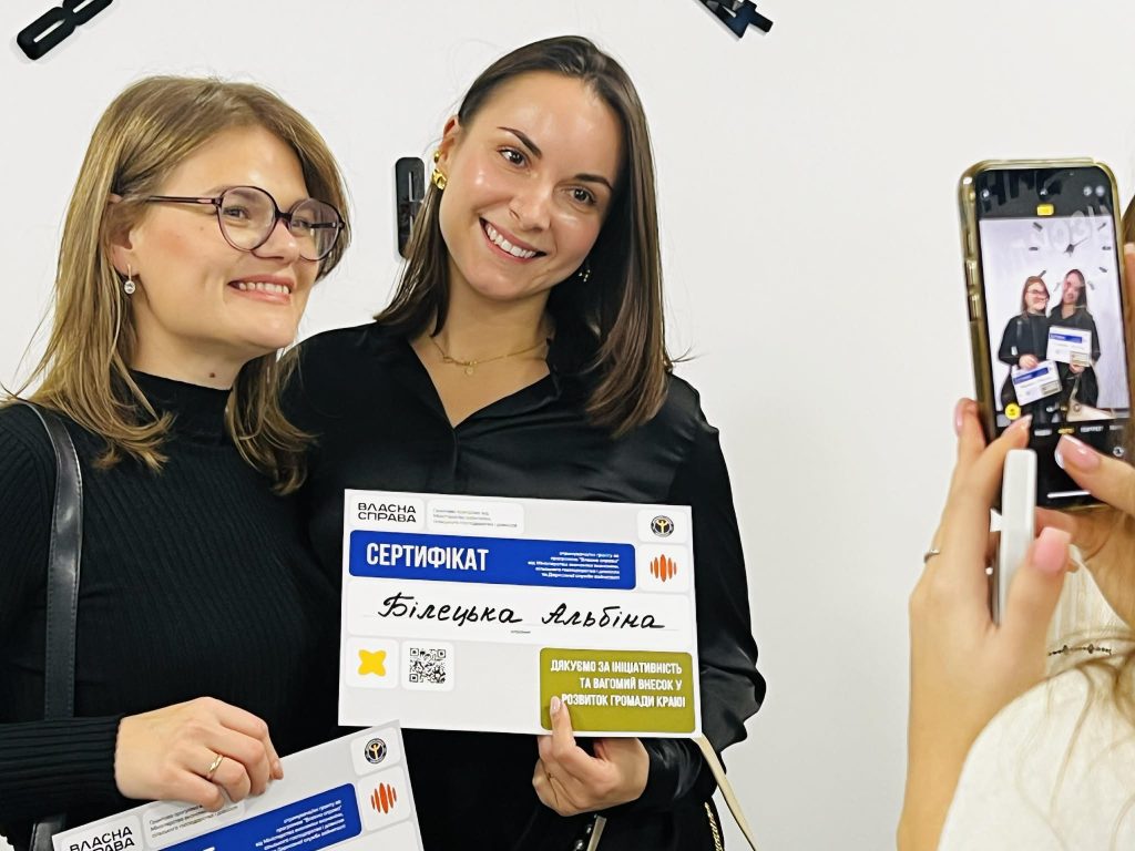 На фото - ще 43 жителям області вручили мікрогранти від держави