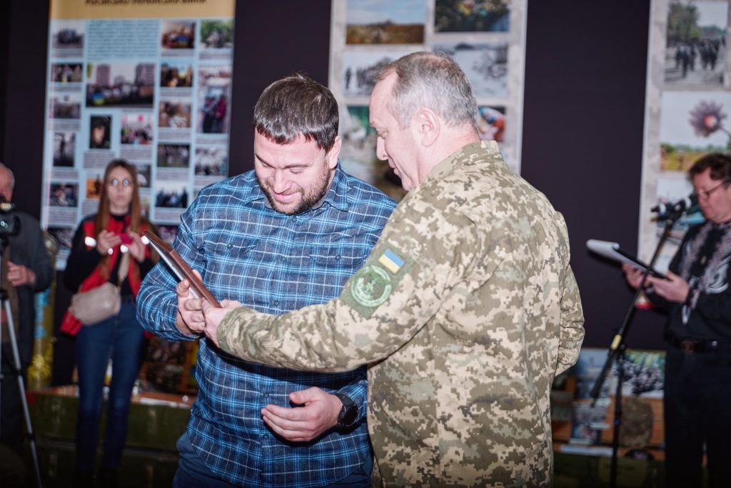 На фото - Ігор Табурець вручив волонтерам почесні відзнаки