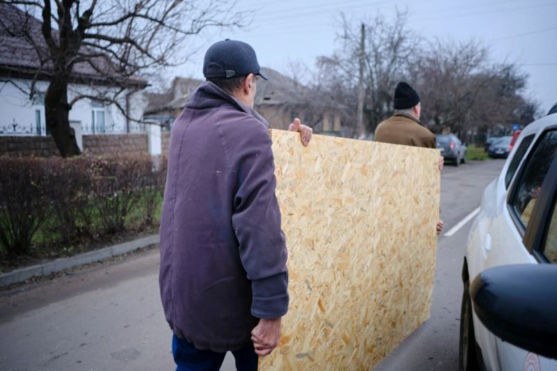 На фото - ліквідація наслідків ворожої атаки на Черкаси
