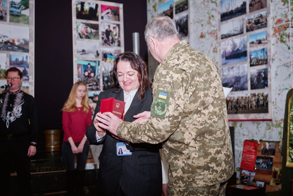 На фото - Ігор Табурець вручив волонтерам почесні відзнаки 