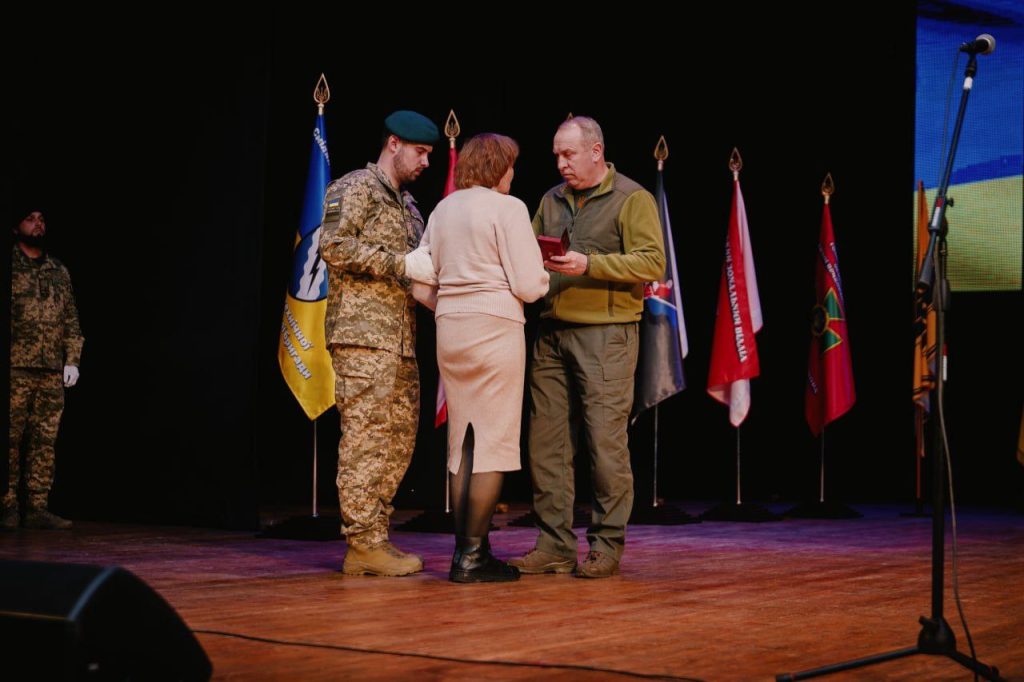 На фото - в обласному центрі вшанували полеглих захисників