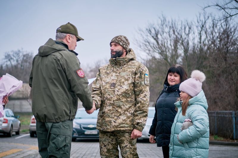 На фото - Ігор Табурець вручає сертифікат на житло