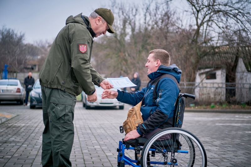 На фото - Ігор Табурець вручає сертифікат на житло
