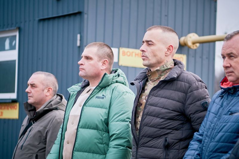 На фото - захисники, які отримати сертифікати на житло