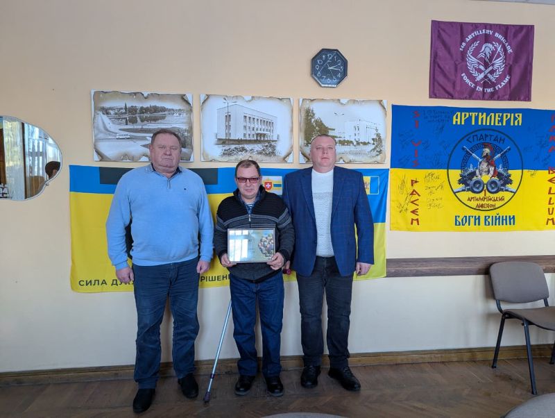 На фото - родинам ветеранів з Черкащини передали сертифікати на житло