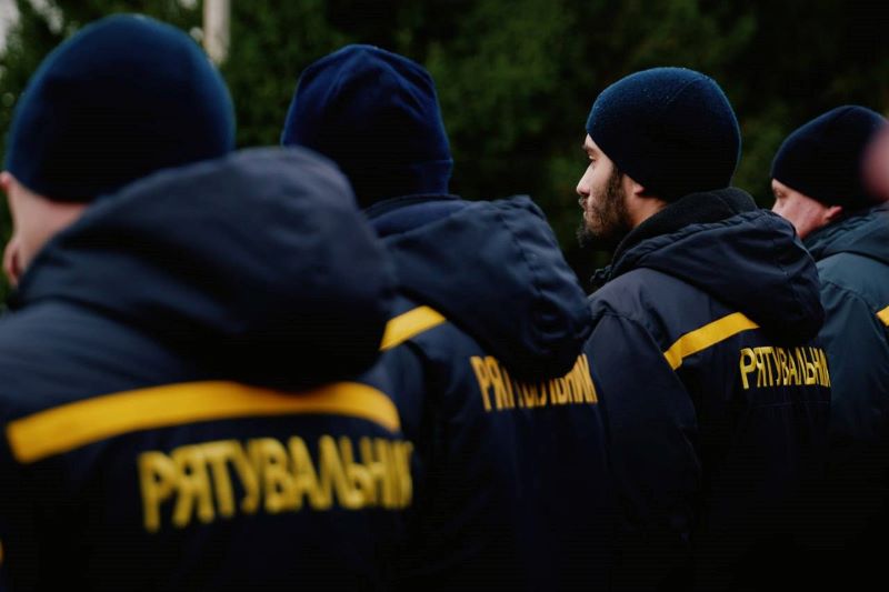 На фото - рятувальники