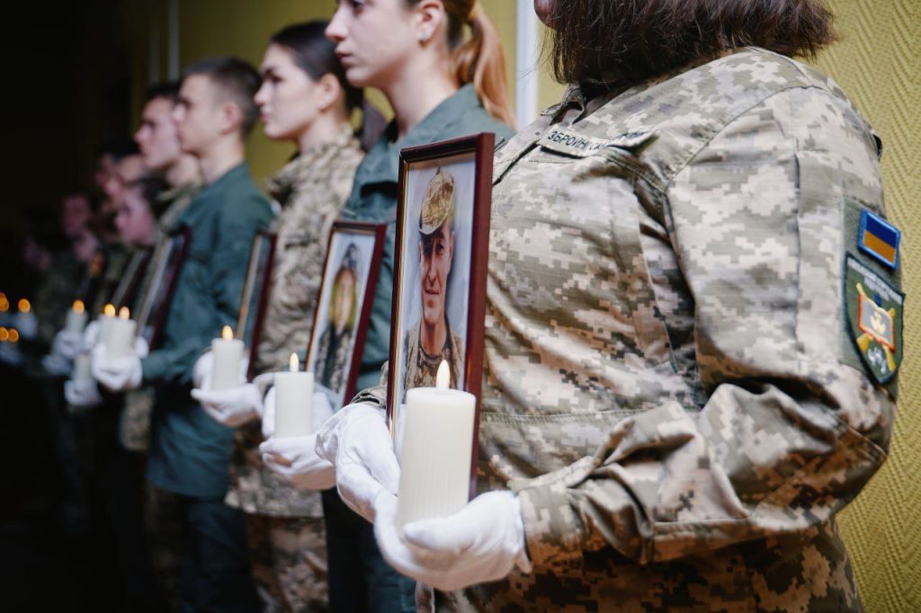 На фото - в обласному центрі вшанували полеглих захисників