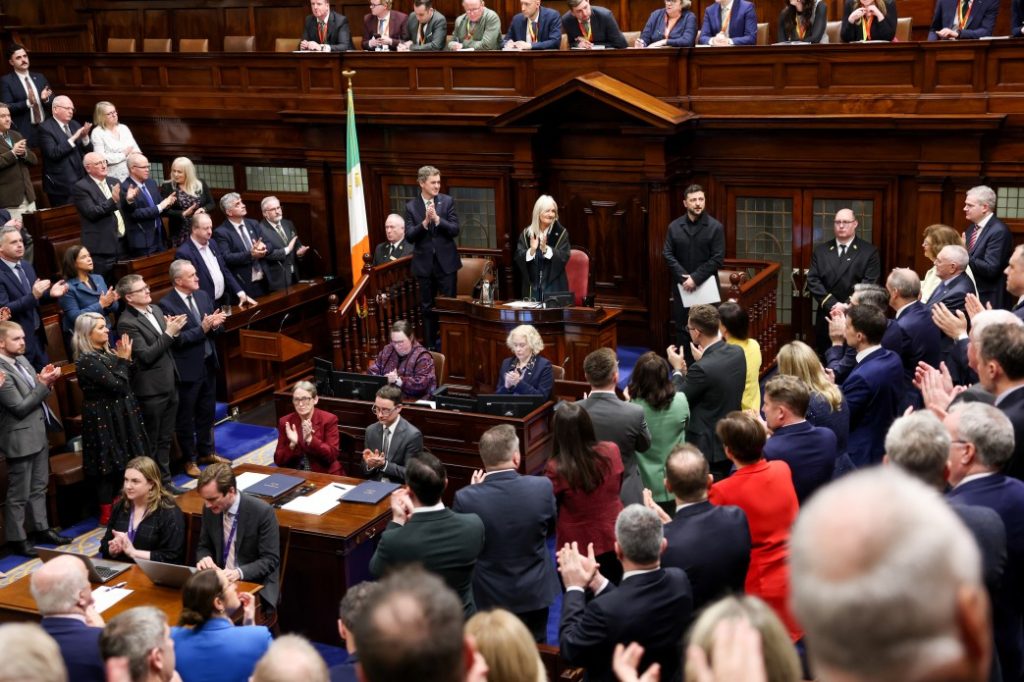 На фото - Президент під час виступу в парламенті Ірландії