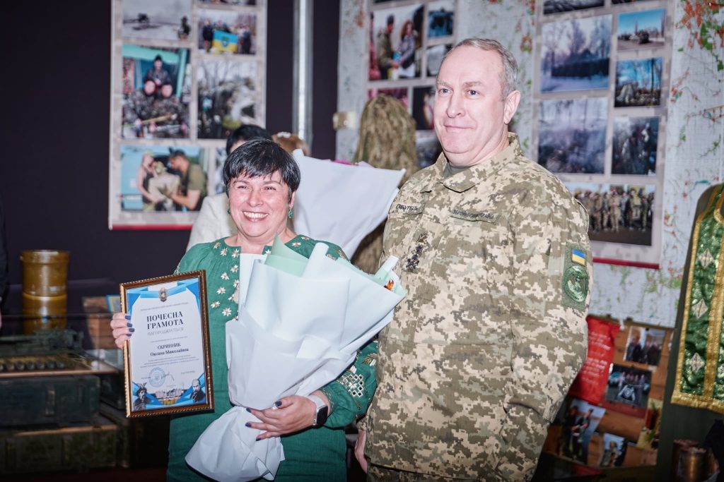 На фото - Ігор Табурець вручив волонтерам почесні відзнаки