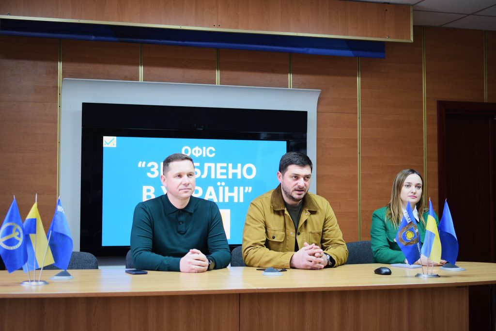 На фото - ще 43 жителям області вручили мікрогранти від держави