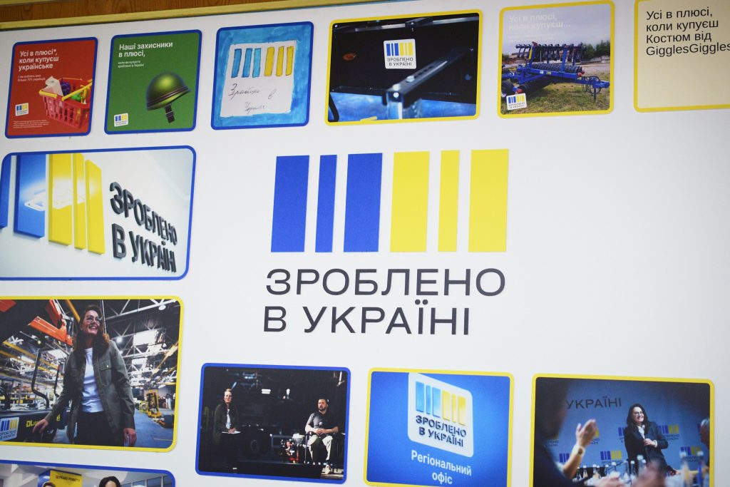 На фото - ще 43 жителям області вручили мікрогранти від держави