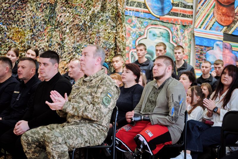 На фото - захисників і захисниць відзначили на Черкащині