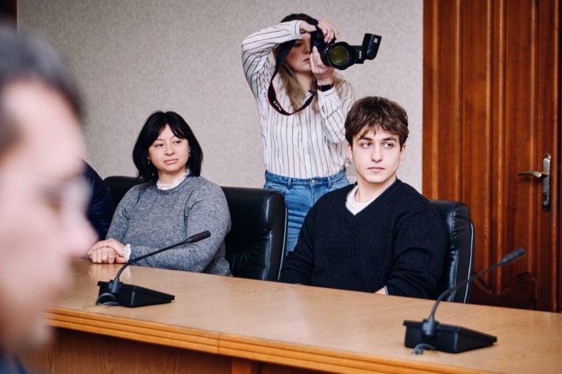 На фото - учасники зустрічі "Пліч-о-пліч"