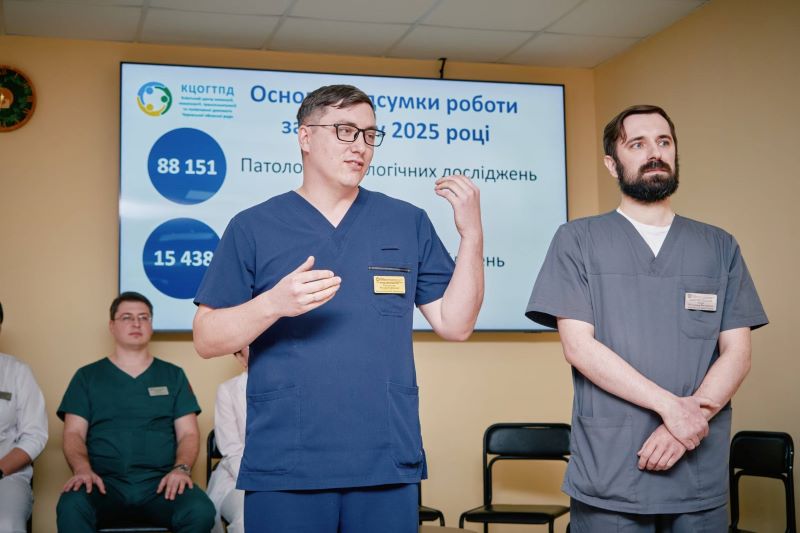 На фото - команда онкоцентру