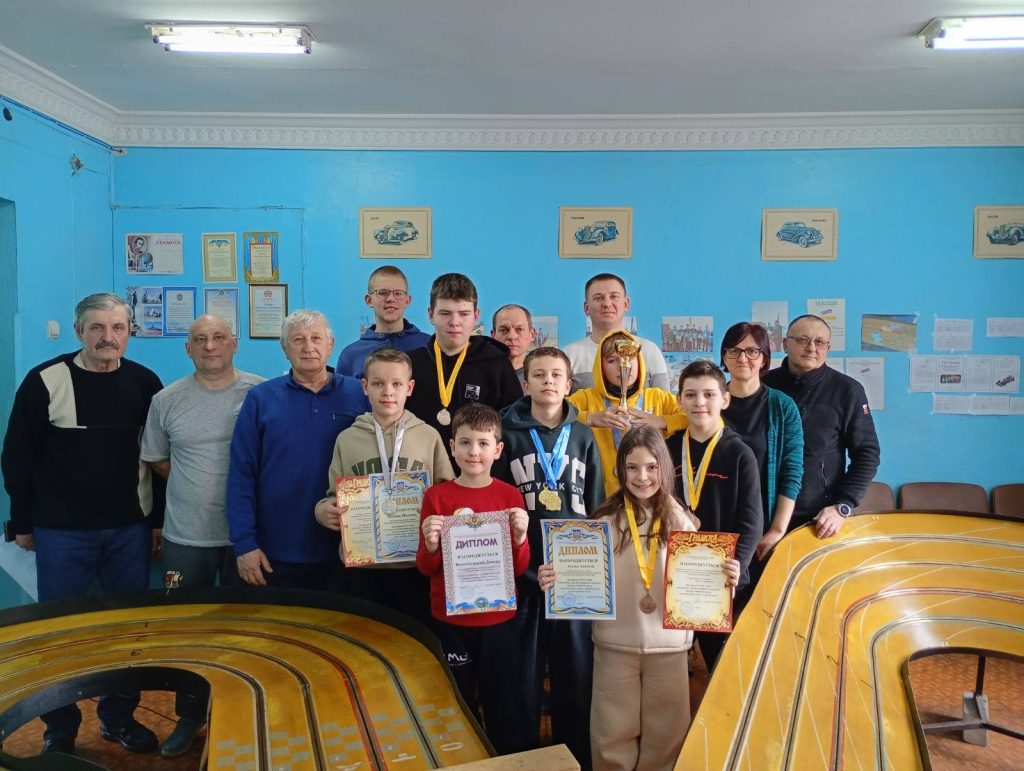 На фото - На Черкащині визначили найкращих автомоделістів серед школярів 