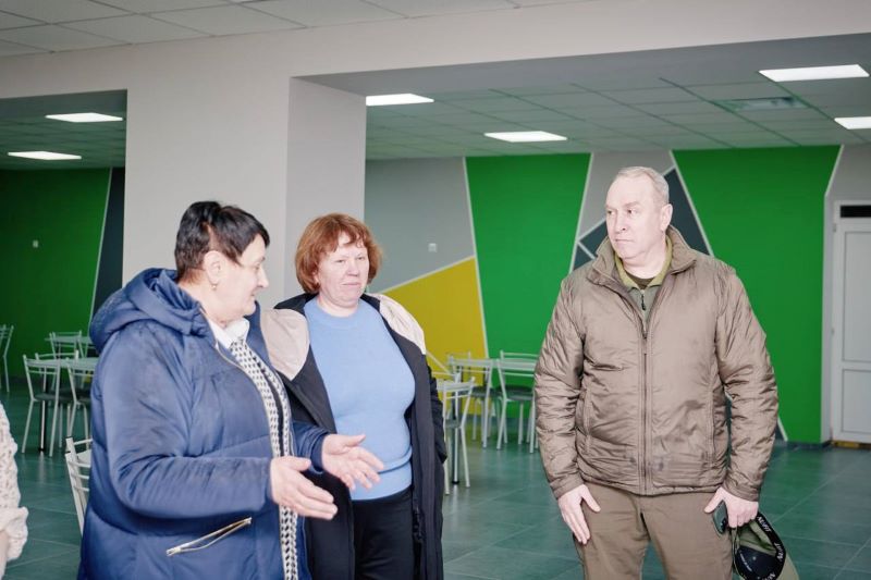 на фото - Ігор Табурець і керівництво Іваньківського ліцею