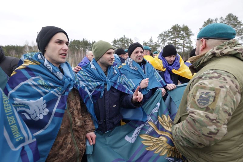 На фото - звільнені з полону українські захисники