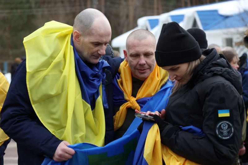 На фото - звільнені з полону українські захисники